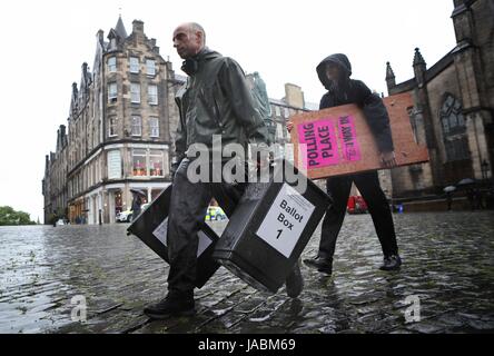 Wahl bringen von Stadtrat von Edinburgh Schilder und Wahlurnen zu einem Wahllokal vor der Parlamentswahl am Donnerstag bei Lothian Chambers, West Parliament Square in Edinburgh. Stockfoto