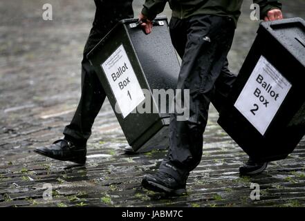 Wahl bringen von Stadtrat von Edinburgh Schilder und Wahlurnen zu einem Wahllokal vor der Parlamentswahl am Donnerstag bei Lothian Chambers, West Parliament Square in Edinburgh. Stockfoto