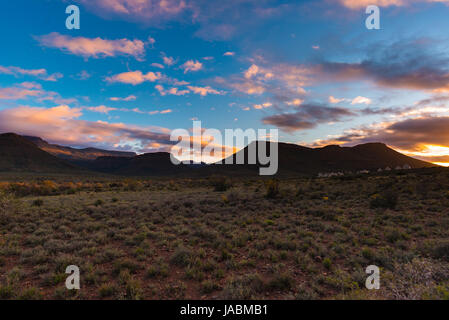 Majestätische Landschaft Karoo Nationalpark in Südafrika. Malerische Tafelberge, Schluchten und Klippen bei Sonnenuntergang. Abenteuer und Entdeckungen in Afrika, su Stockfoto