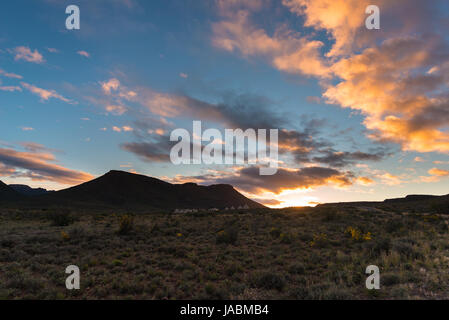 Majestätische Landschaft Karoo Nationalpark in Südafrika. Malerische Tafelberge, Schluchten und Klippen bei Sonnenuntergang. Abenteuer und Entdeckungen in Afrika, su Stockfoto