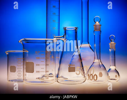 Verschiedenen Laborglas und Becher Stockfoto