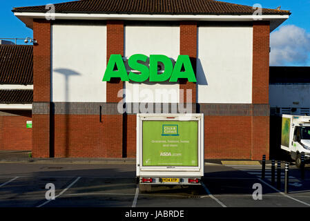 ASDA Lieferwagen vor Geschäft, England UK Stockfoto