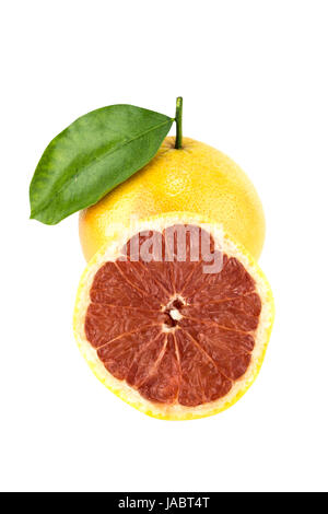 Reife appetitlich Grapefruit mit Blatt auf weißem Hintergrund.  (mit Beschneidungspfad Arbeit) Stockfoto