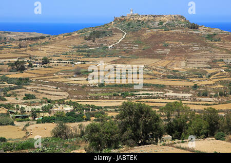 Landschaft im ländlichen Raum-Blick vom Zebbug Hilltop Ta ' Gurdan, Gordan oder Gordon Leuchtturm, Gozo, Malta Stockfoto