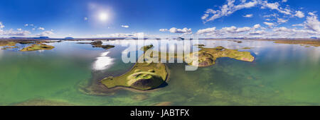 Insel Hrútey mit vulkanischen Pseudocraters im See Mývatn in Island - mit entlang des Horizonts Hverfjall, Reykjahlíd und Höfði (Hi-Res aerial Panorama) Stockfoto