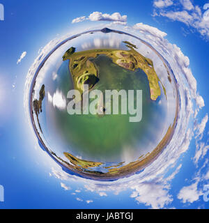 Insel Hrútey mit vulkanischen Pseudocraters im See Mývatn in Island - mit entlang des Horizonts Hverfjall, Reykjahlíd, Höfði (Antenne little Planet) Stockfoto