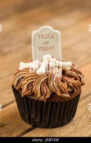 Halloween Cupcakes auf einem alten Holztisch Stockfoto