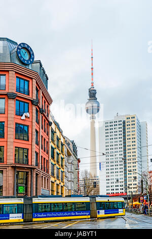 Berlin Mitte Mit Funkturm Und St. Marienkirche; Berlin - Funkturm und Kirche St. Marien Stockfoto