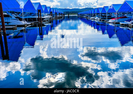 Blauen Abdeckungen Promenade Marina Piers Boote Reflection Lake Coeur D' Alene Idaho Stockfoto