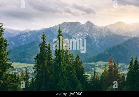 Malerische Aussicht der westlichen Tatra Gipfel bei Sonnenuntergang, Polen Stockfoto