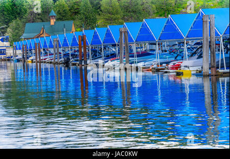 Blauen Abdeckungen Promenade Marina Piers Boote Reflection Lake Coeur D' Alene Idaho Stockfoto