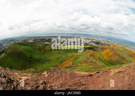 Arthurs Seat ist der Hauptgipfel der Gruppe von Hügeln, die meisten der Holyrood Park bilden. Es befindet sich im Zentrum der Altstadt von Edinburgh, etwa eine Meile östlich von Edinburgh Castle. Der Hügel über der Stadt erhebt sich bis zu einer Höhe von 250,5 m (822 ft), bietet hervorragenden Panoramablick über die Stadt, ist relativ leicht zu besteigen, und lädt zum Bergwandern. Stockfoto
