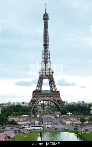 Der Eiffelturm (Französisch: La Tour Eiffel) befindet sich eine Eisen-Gittermast auf dem Champ de Mars in Paris, benannt nach dem Ingenieur Gustave Eiffel, dessen Firma entwarf und baute den Turm. Stockfoto