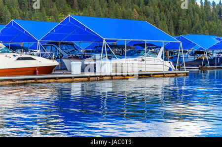 Blauen Abdeckungen Promenade Marina Piers Boote Reflection Lake Coeur D' Alene Idaho Stockfoto