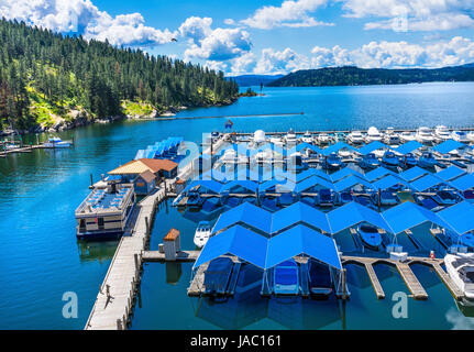 Blauen Abdeckungen Promenade Marina Piers Boote Reflection Lake Coeur D' Alene Idaho Stockfoto