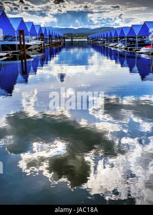 Blauen Abdeckungen Promenade Marina Piers Boote Reflection Lake Coeur D' Alene Idaho Stockfoto