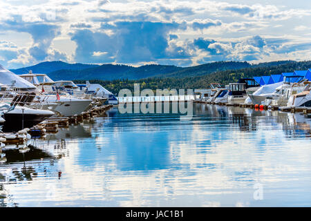 Blauen Abdeckungen Promenade Marina Piers Boote Reflection Lake Coeur D' Alene Idaho Stockfoto