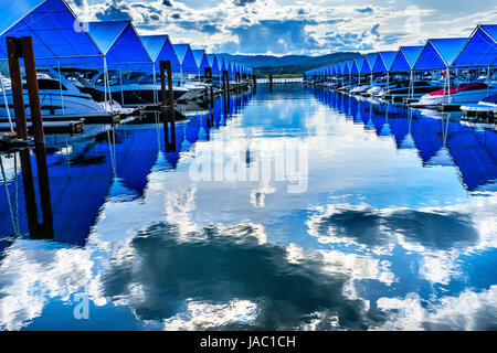 Blauen Abdeckungen Promenade Marina Piers Boote Reflection Lake Coeur D' Alene Idaho Stockfoto