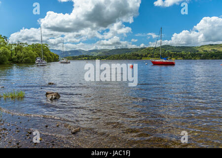 Blick auf Lake Ullswater Pooley Bridge im Lake District. Stockfoto