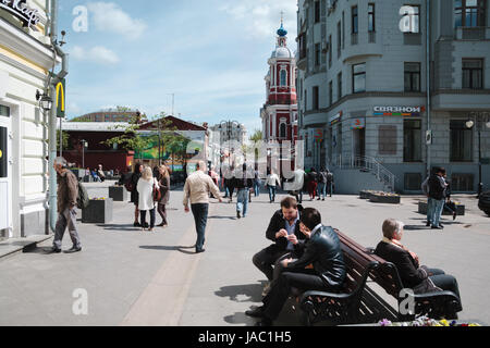 Moskau, Russland - 22. Mai 2017; Klimentovskiy Pereulok, ein Fuß-Zone in der Nähe der u-Bahn Station Tretjakovskaya. Solar, guten Tag. Stockfoto