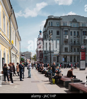 Moskau, Russland - 22. Mai 2017; Klimentovskiy Pereulok, ein Fuß-Zone in der Nähe der u-Bahn Station Tretjakovskaya. Solar, guten Tag. Stockfoto