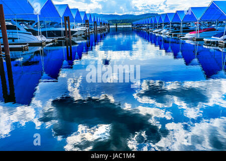 Blauen Abdeckungen Promenade Marina Piers Boote Reflection Lake Coeur D' Alene Idaho Stockfoto