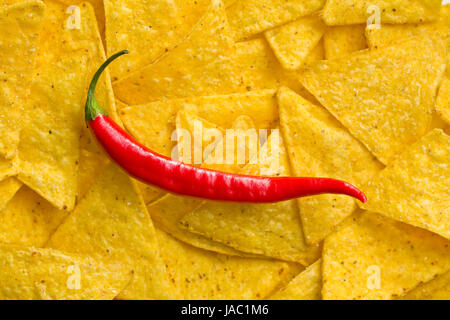 Draufsicht der Tortilla-Chips mit Chili-Paprika Stockfoto
