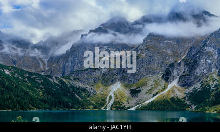 Dramatische Bergpanorama. Bergkette über Morskie Oko See, Tatra-Nationalpark, Polen Stockfoto