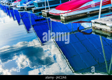 Blauen Abdeckungen Promenade Marina Piers Boote Reflection Lake Coeur D' Alene Idaho Stockfoto