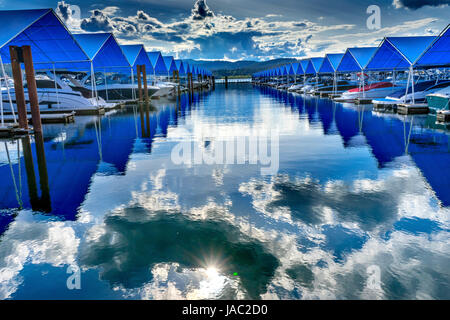 Blauen Abdeckungen Promenade Marina Piers Boote Reflection Lake Coeur D' Alene Idaho Stockfoto