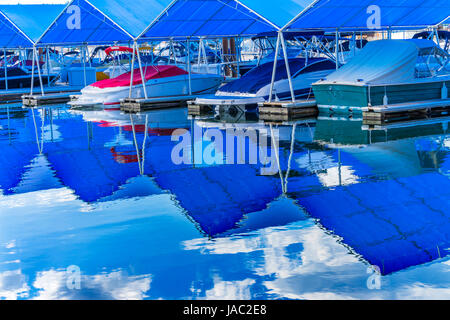 Blauen Abdeckungen Promenade Marina Piers Boote Reflection Lake Coeur D' Alene Idaho Stockfoto