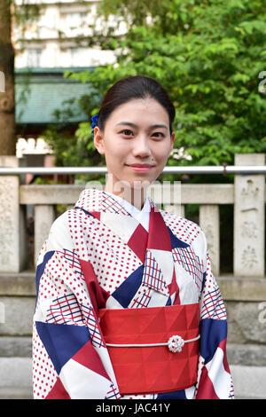 Tokio - 28 Mai: Japanische Frau tragen traditionelle japanische Yukata (für den Sommer) am Sensoji (Asakusa Kannon Tempel) am 28. Mai 2017 bei Asa Stockfoto