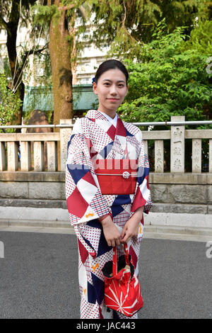 Tokio - 28 Mai: Japanische Frau tragen traditionelle japanische Yukata (für den Sommer) am Sensoji (Asakusa Kannon Tempel) am 28. Mai 2017 bei Asa Stockfoto