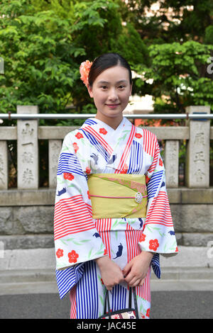 Tokio - 28 Mai: Japanische Frau tragen traditionelle japanische Yukata (für den Sommer) am Sensoji (Asakusa Kannon Tempel) am 28. Mai 2017 bei Asa Stockfoto