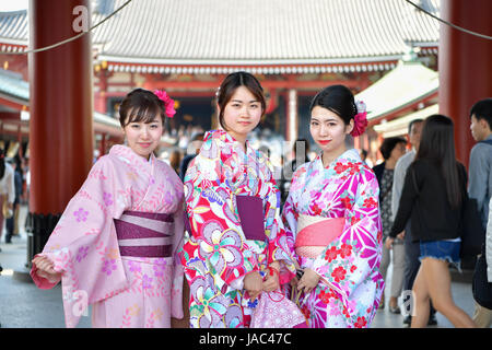 Tokio - 28 Mai: Japanische Frau tragen traditionelle japanische Yukata (für den Sommer) am Sensoji (Asakusa Kannon Tempel) am 28. Mai 2017 bei Asa Stockfoto