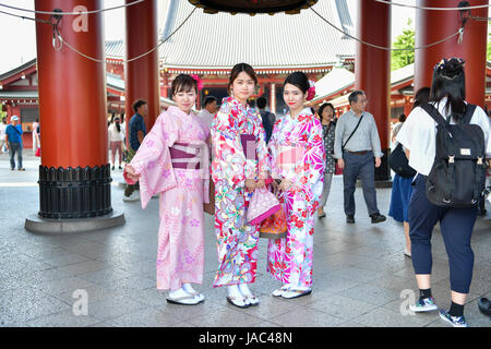 Tokio - 28 Mai: Japanische Frau tragen traditionelle japanische Yukata (für den Sommer) am Sensoji (Asakusa Kannon Tempel) am 28. Mai 2017 bei Asa Stockfoto