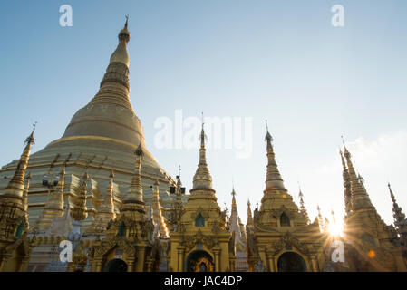 Die Sonne versinkt hinter den wichtigsten Pagode an der Shwedagon-Pagode in Yangon (Rangoon), Myanmar (Burma) Stockfoto