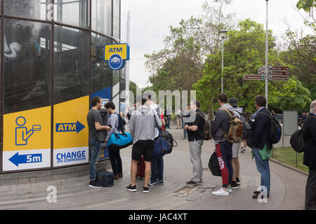 Die Leute in der Warteschlange an einem Geldautomaten Geldautomaten außerhalb von Prag Hauptbahnhof - Hlavní nádraží Stockfoto