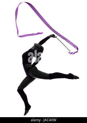 eine Kaukasische Frau Ausübung rhythmische Gymnastik mit Band in Silhouette Studio isoliert auf weißem Hintergrund Stockfoto