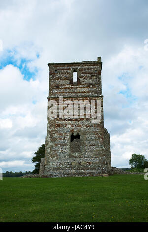 Vorderseite des Knowlton Kirche und Erdarbeiten Ruine in Dorset - ein English Heritage Site, England, UK Stockfoto