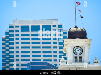 Ein architektonisches Detail von der Gegenüberstellung von einem modernen Wolkenkratzers Bürogebäude und eine Kuppel oben auf dem alten Tampa Rathaus in der Innenstadt von Tampa, FL Stockfoto