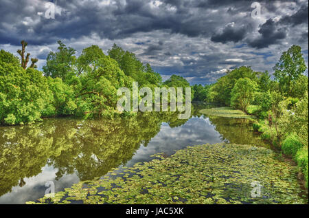 Fulda-Fluss in HDR Aueweiher Park in Fulda, Hessen, Deutschland Stockfoto