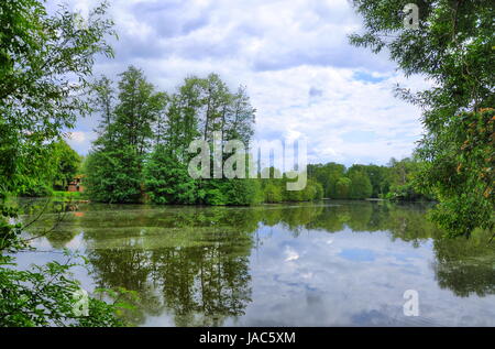 Fulda-Fluss in Aueweiher Park in Fulda, Hessen, Deutschland Stockfoto