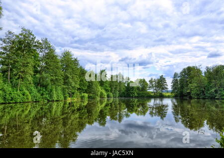 Fulda-Fluss in Aueweiher Park in Fulda, Hessen, Deutschland Stockfoto