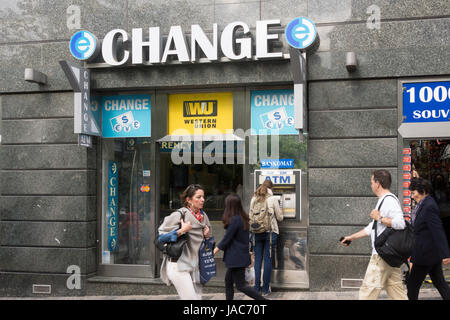Eine Person, die die Verwendung eines Geldautomaten bei einer Western Union bureau de change/Geldwechsel in Prag, Tschechische Republik Stockfoto