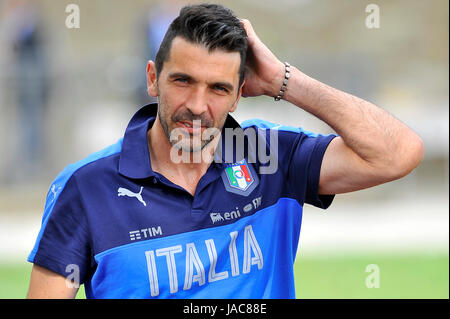 Florenz, Italien. 5. Juni 2017. Italiens Spieler Gianluigi Buffon während des Trainings im Coverciano Training Center. Die italienische Nationalmannschaft in einem Freundschaftsspiel die Nationalmannschaft von Uruguay in Nizza am 7. Juni 2017 und Liechtenstein in Udine am 11. Juni 2017, Spiel gültig für FIFA World Cup Russland 2018 Qualifikation Europa Gruppe G. Credit triffst: Giacomo Morini/Pacific Press/Alamy Live News Stockfoto