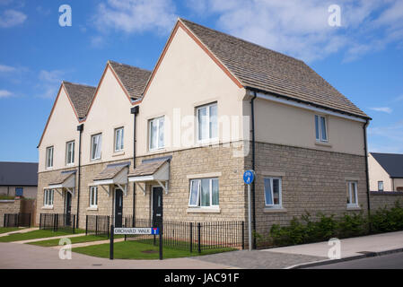 Moderne, nachhaltige Lebensweise. Elmsbrook Eco Stadthäuser in Nord-West Bicester, Oxfordshire, England Stockfoto