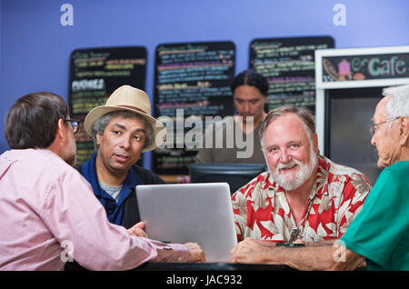 Fröhlicher Mensch mit verschiedenen Freunden im café Stockfoto
