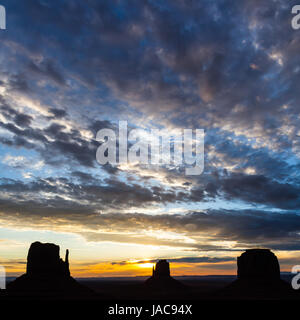 Wunderbare Farben bei Sonnenaufgang in dieser legendären Ansicht des Monument Valley, USA Stockfoto