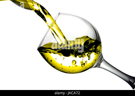 Gelbe Flüssigkeit, Wasser, Apfelsaft, weißen Wein in ein Glas gießen, Flüssigkeit in einem Lautsprecher, isoliert auf weißem Hintergrund Stockfoto